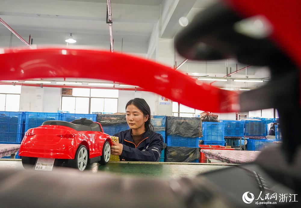 在浙江省慈溪市觀海衛鎮一童車玩具企業，工人加緊趕制訂單。人民網 章勇濤攝