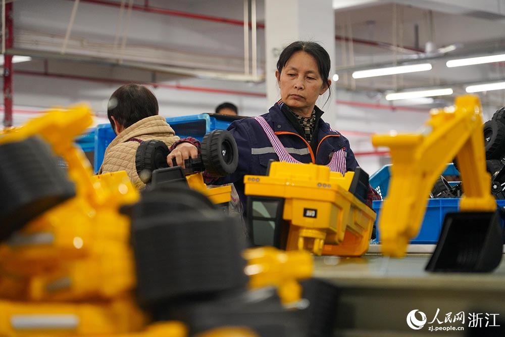 在浙江省慈溪市觀海衛鎮一童車玩具企業，工人加緊趕制訂單。人民網 章勇濤攝