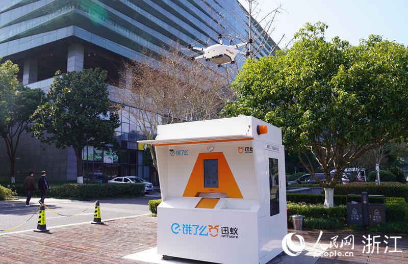 無人機載著外賣飛來。人民網 方彭依夢攝