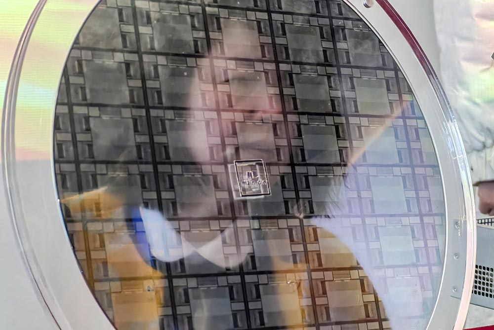 3月17日，在杭州市濱江區，觀眾在觀看一款芯片。章勇濤攝