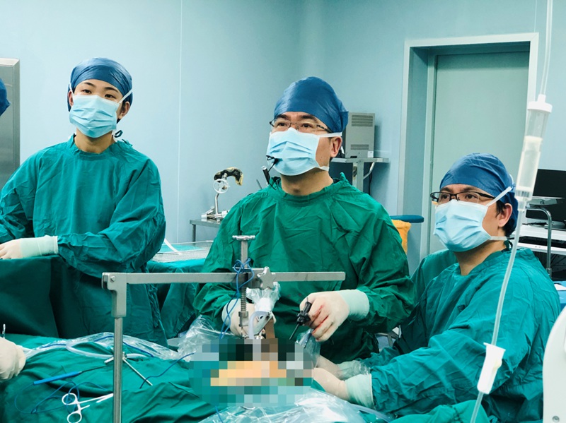 浙江省人民醫院院長、高危甲狀腺癌“小而強”臨床創新團隊帶頭人葛明華（中間）與團隊成員一起為患者手術。受訪者供圖