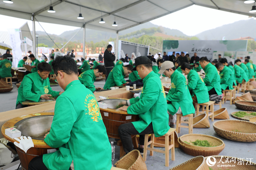 60名優秀選手參與本次大賽，通過現場競技，角逐出“炒茶王”和“新銳賽冠軍”。人民網 方彭依夢攝
