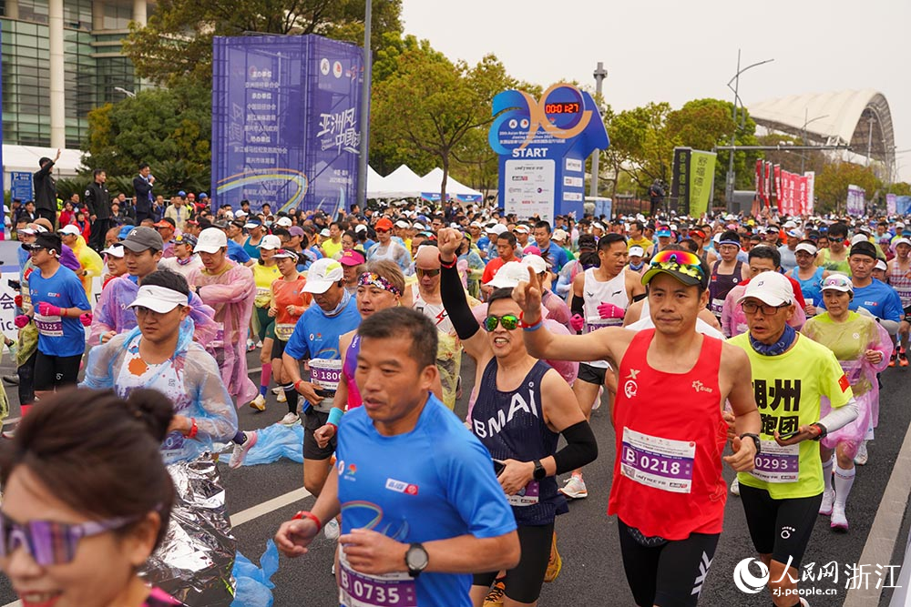 3月30日，在浙江省嘉興市，2025嘉興馬拉松鳴槍開跑。人民網 章勇濤攝