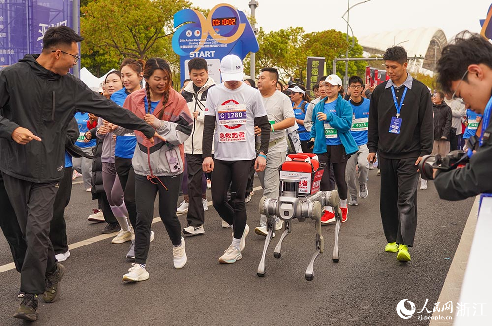宇樹科技的一款機器狗作為醫療保障參賽。人民網 章勇濤攝