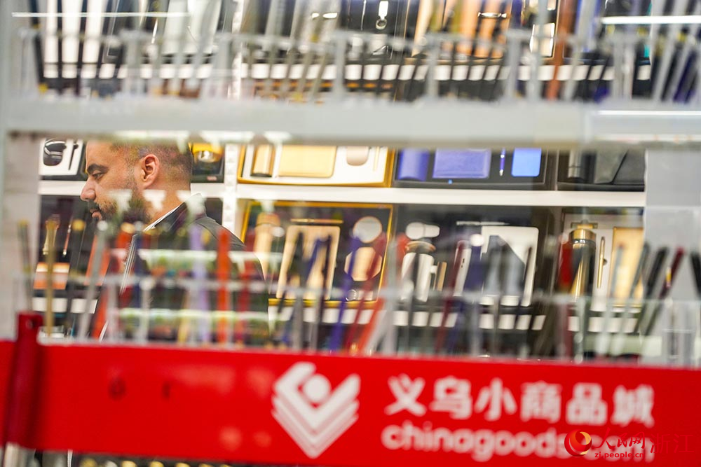 在浙江義烏國際商貿城，外商在市場采購商品。人民網 章勇濤攝