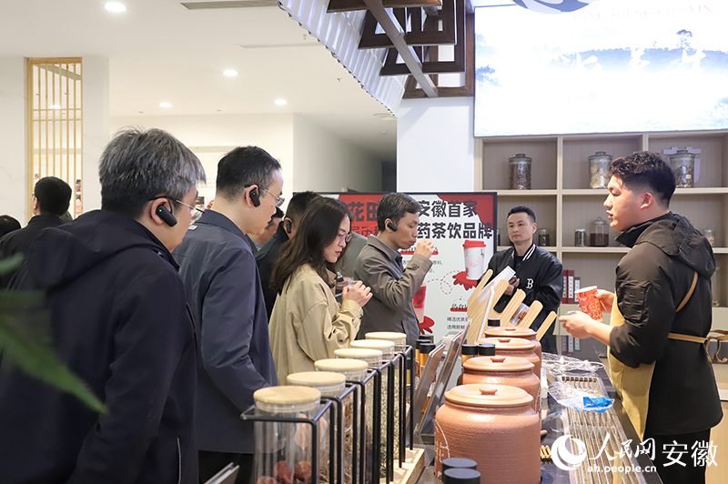 人社部門了解“亳州養生”等勞務品牌培育情況。人民網 胡雨松攝