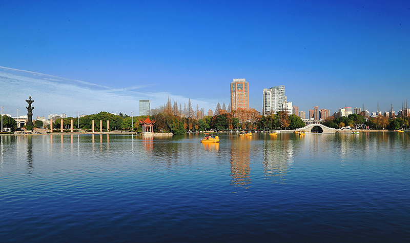 在水質提升項目施工之前，鬧中取靜的鏡湖。蕪湖市文化和旅游局供圖