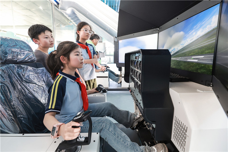 孩子們體驗模擬飛行。人民網記者 張俊攝