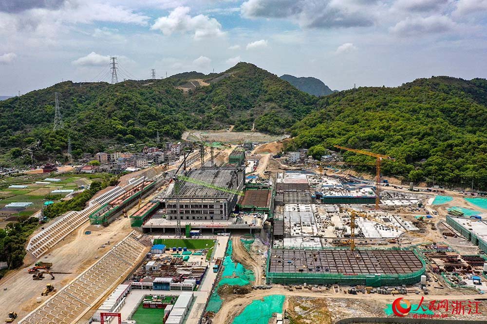 浙江省重點民生工程溫玉鐵路玉環站站房及配套工程項目施工現場，工人正在加緊建設。人民網 章勇濤攝