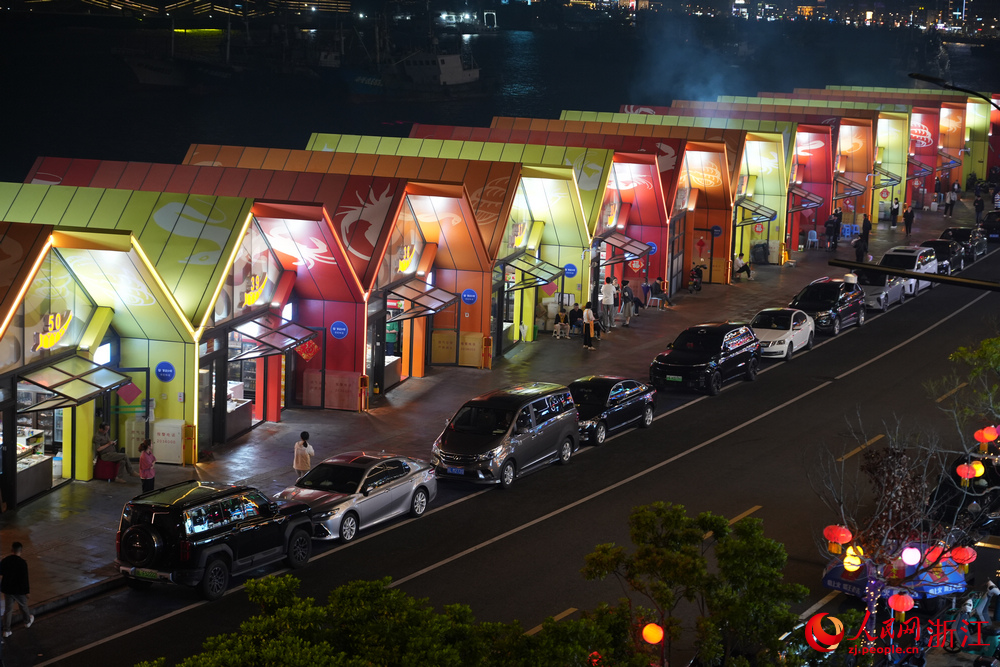 夜幕降臨，舟山沈家門夜排檔熱鬧非凡。人民網 陳陸洵攝