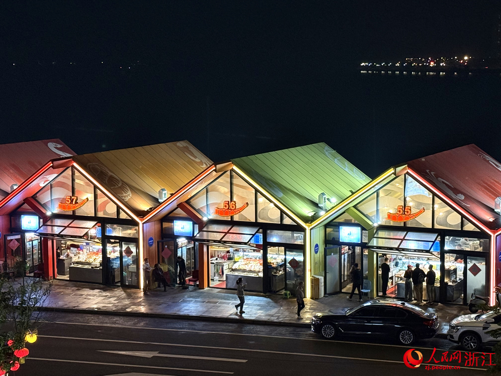 夜幕降臨，舟山沈家門夜排檔熱鬧非凡。人民網 陳陸洵攝 