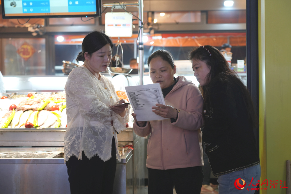 在舟山沈家門夜排檔，一位老板娘正在為顧客點單。人民網 陳陸洵攝