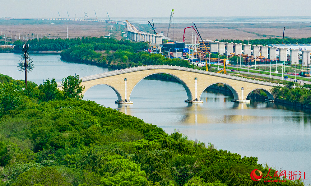 通蘇嘉甬高鐵寧波前灣新區段項目建設現場，建設者正在加緊作業。人民網 章勇濤攝