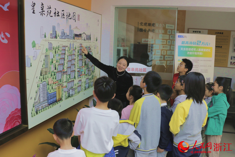 長壽橋小學鳳起校區春托班的孩子們走進皇親苑社區。人民網記者 王麗瑋攝