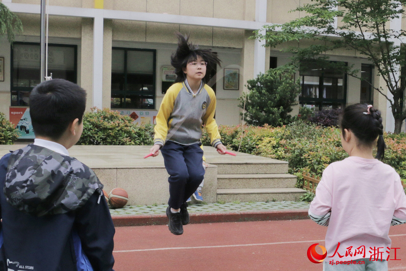 “小老師”龔佳姚正在向同學們示范花樣跳繩。人民網記者 王麗瑋攝