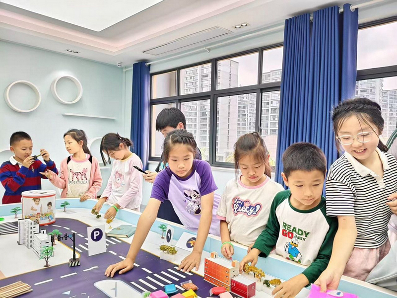 參與研學營孩子們走進動畫定格制作企業，觀察模型制作。吳美玲攝