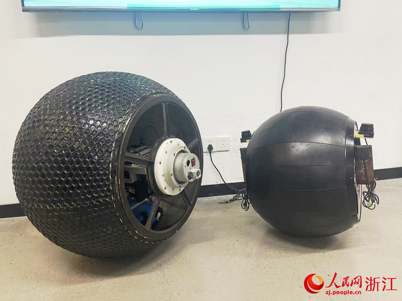 邏騰科技創始人、浙江大學控制科學與工程學院副教授王酉研發的初代球形機器人。人民網記者 王麗瑋攝