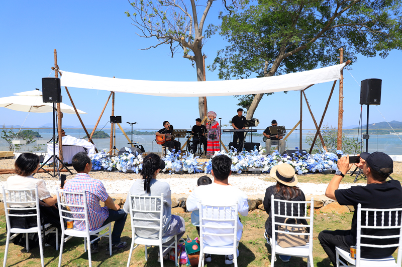 音樂會吸引游客打卡拍照。寧?？h委宣傳部供圖