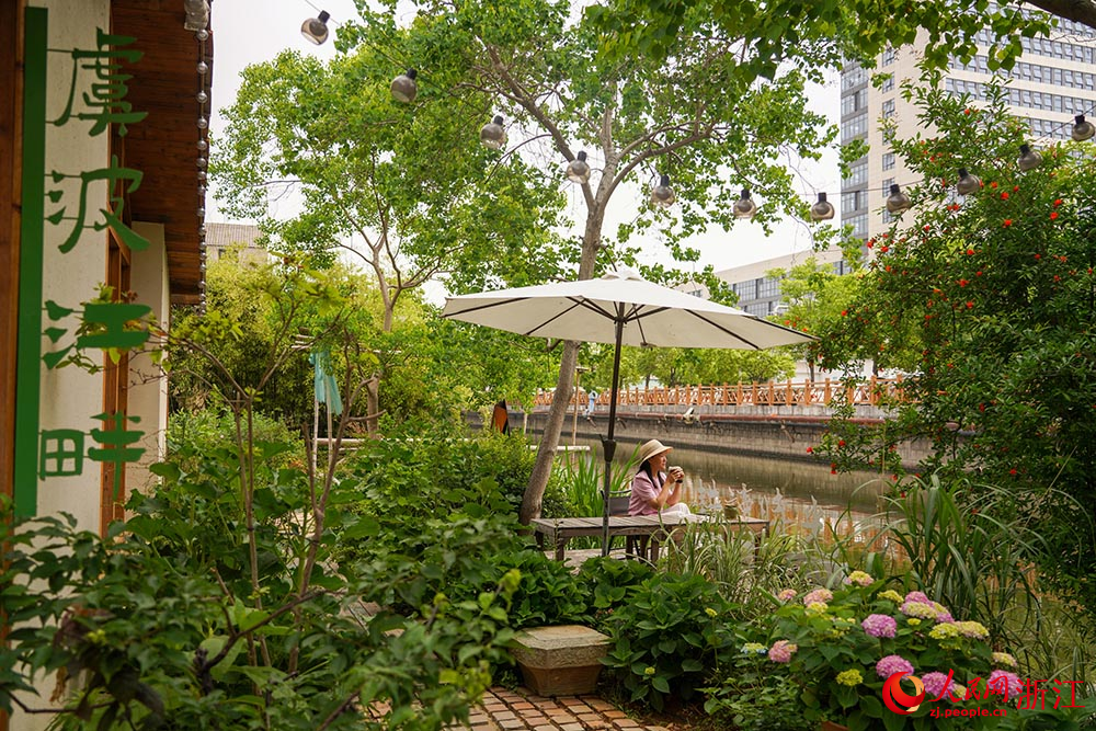 游客在浙江省慈溪市滸山街道大河口藝術部落游玩。人民網 章勇濤攝