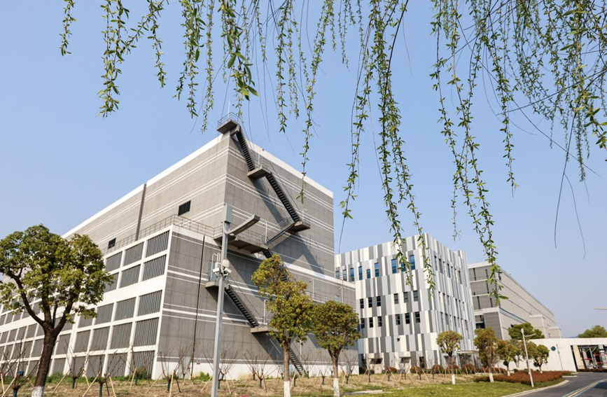 消霧型機械通風冷卻塔的外觀酷似普通樓房。半山電廠供圖