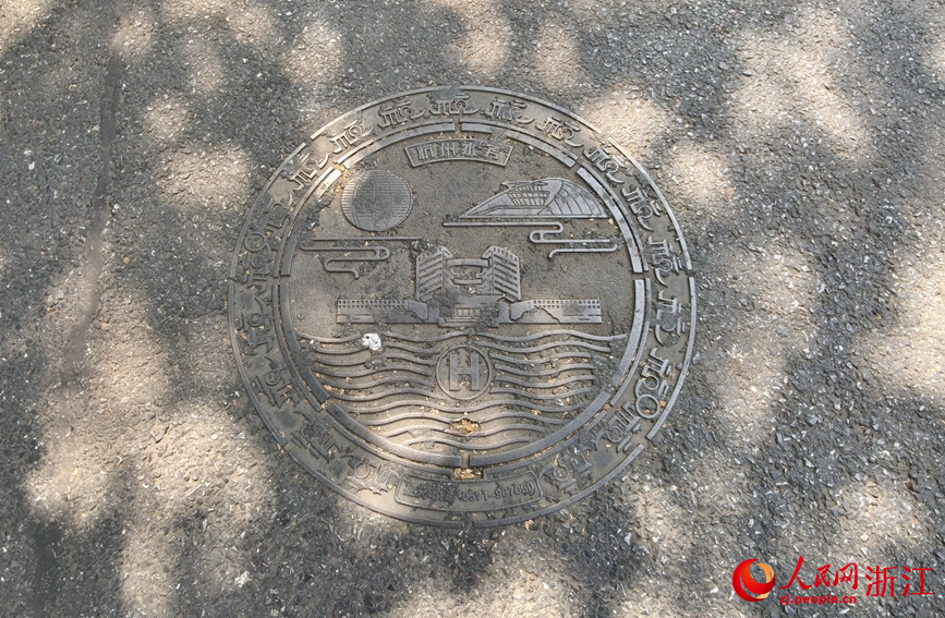 西湖邊的井蓋設計包含新城款、運河款和西湖款等有多種主題。人民網記者 張麗瑋攝