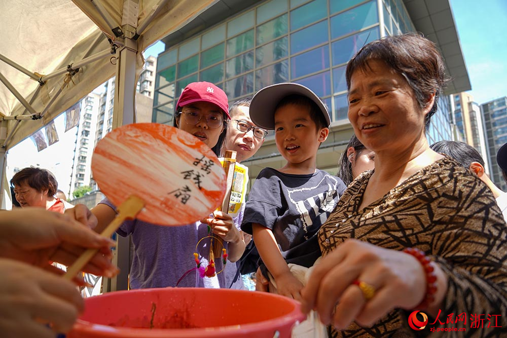 小朋友在觀看漆扇制作。人民網 章勇濤攝