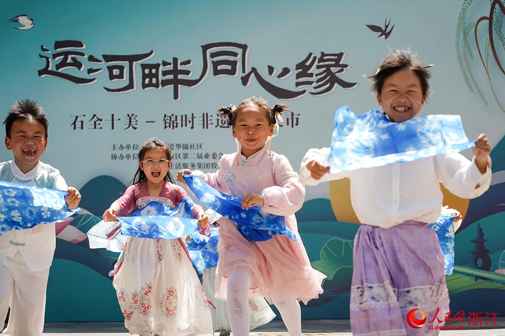 小朋友展示親手制作的絲綢扎染。人民網 章勇濤攝