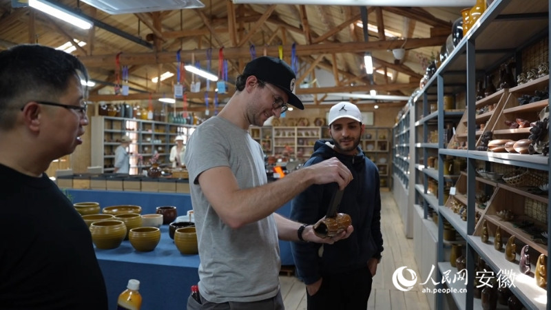 阿什拉夫（右一）和克里斯托夫·蓋特納（右二）觀看陶器。人民網記者 王銳攝