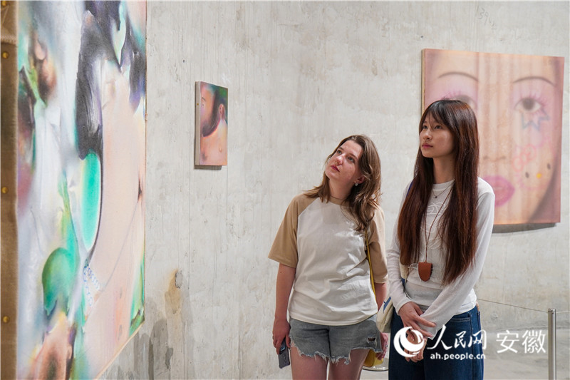 阮枚兒（右）和俄羅斯留學生秀莎打卡新糧倉。人民網記者 陳若天攝