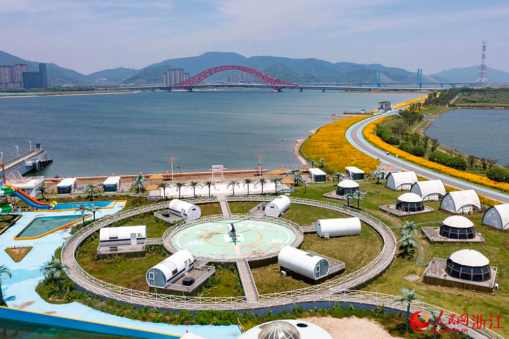 寧波市北侖區梅山灣梅山紅橋附近的花海景觀。人民網 章勇濤攝