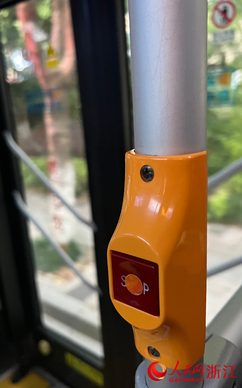 車廂扶手處設有亮黃色按鈴裝置。人民網記者 艾宇韜攝