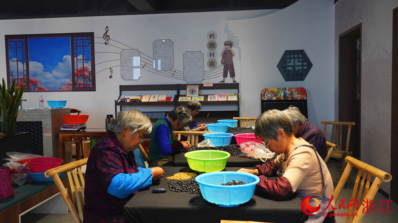 鴉鵲村“6070連心扣”巾幗共富工坊內，銀發族在家門口做繩扣。人民網記者 郭揚攝