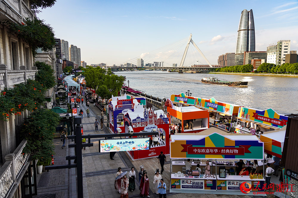 5月21日，“舌尖上的相遇—中東歐美食與‘詩畫浙江·百縣千碗’人文交流活動”在寧波市江北區老外灘開幕。人民網 章勇濤攝