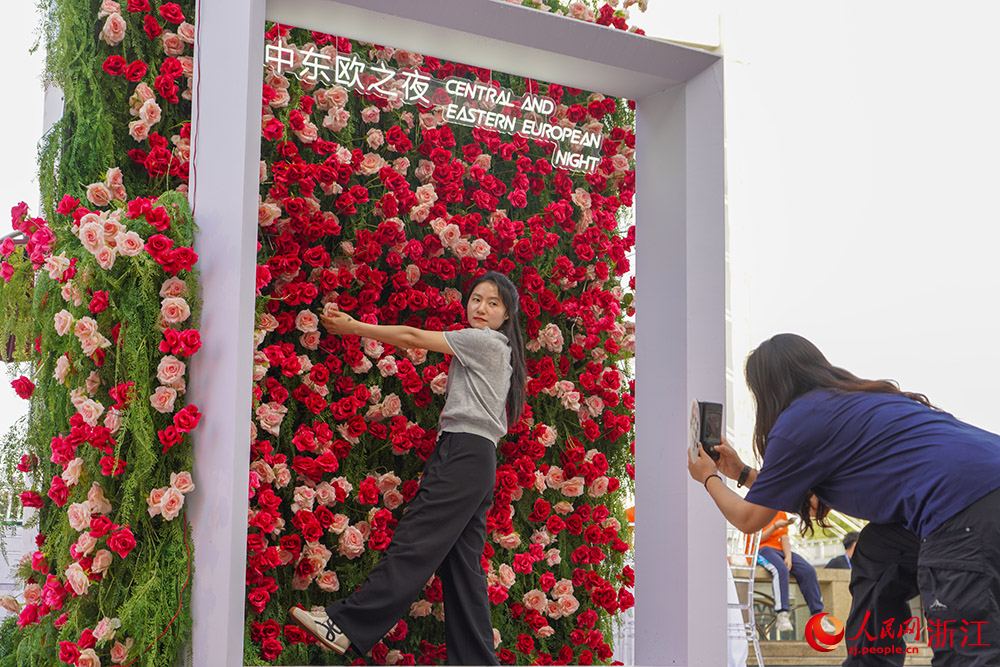 5月21日，市民打卡“舌尖上的相遇—中東歐美食與‘詩畫浙江·百縣千碗’人文交流活動”。人民網 章勇濤攝
