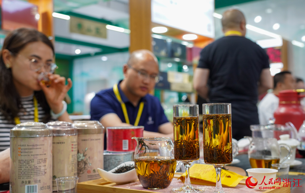 市民游客感受“茶的盛宴”。人民網記者 郭揚攝