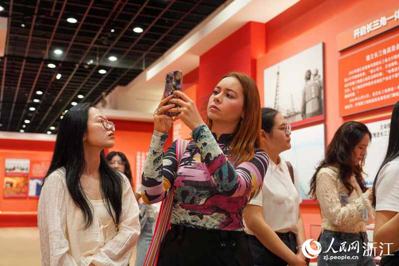 參觀浙江展覽館。人民網 章勇濤攝