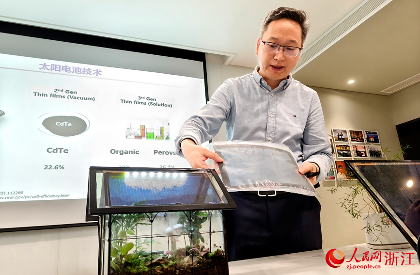 現場，李昌治介紹透明光伏板特性。人民網記者 張麗瑋攝