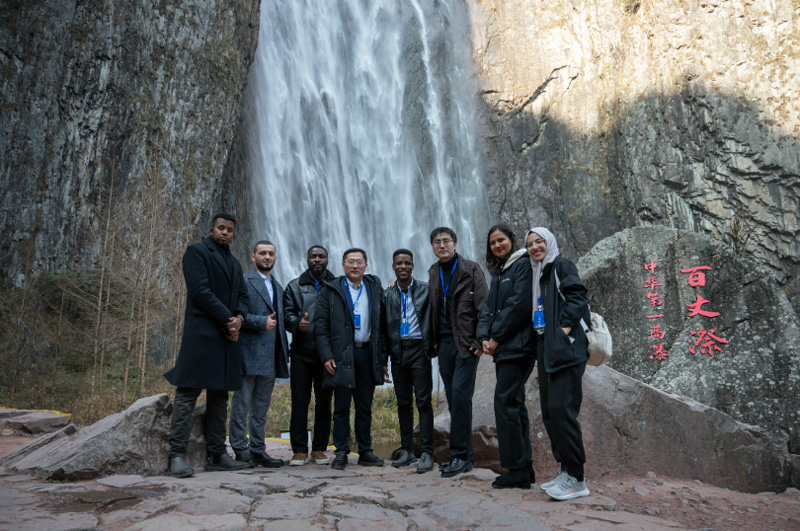 領略百丈漈風光。溫州醫科大學供圖