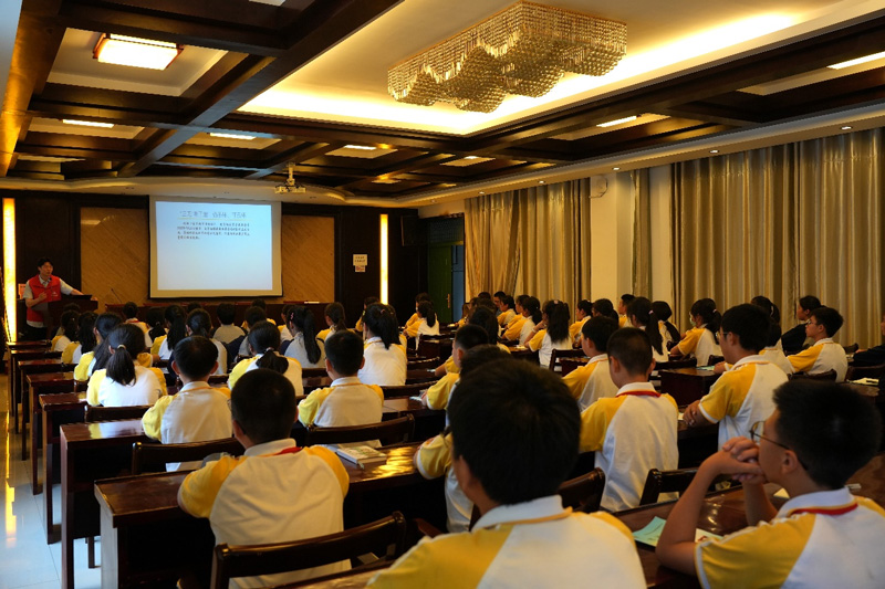 臨安煙草組織“法治進校園”活動。臨安區煙草專賣局供圖