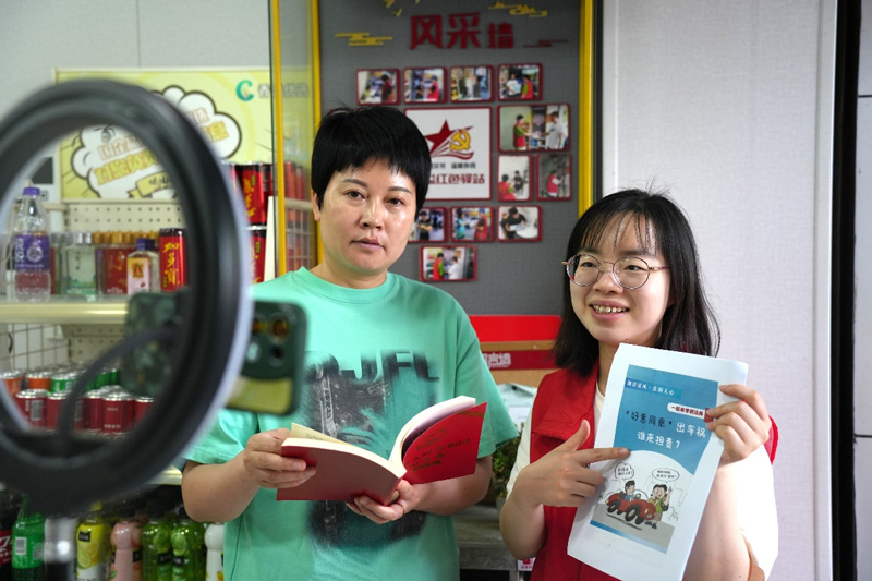 依托“香溢”紅色驛站開展直播普法活動。臨安區煙草專賣局供圖