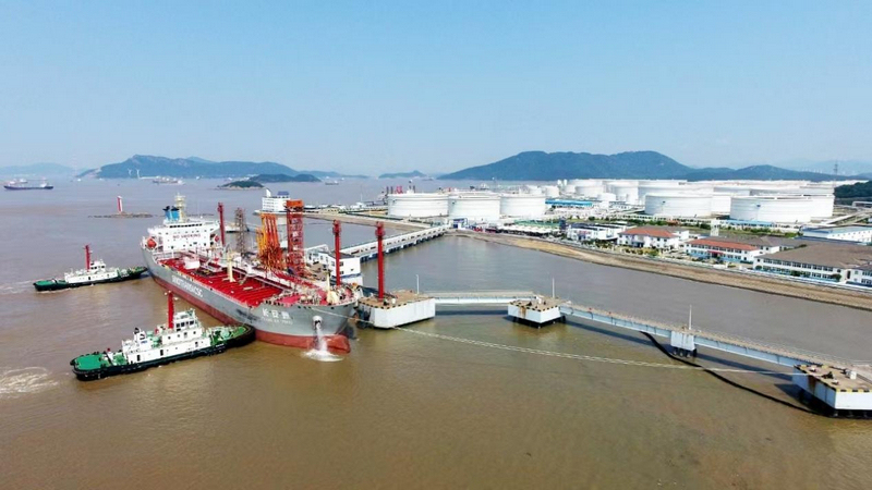 油輪正在岙山基地2號碼頭加油。受訪者供圖