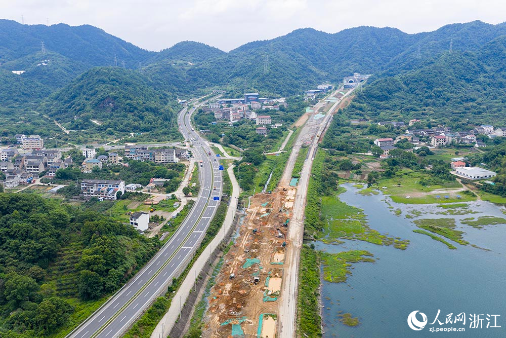 甬臺溫高速公路改擴建工程臺州市黃巖段施工現場，工人正在加緊建設。人民網 章勇濤攝