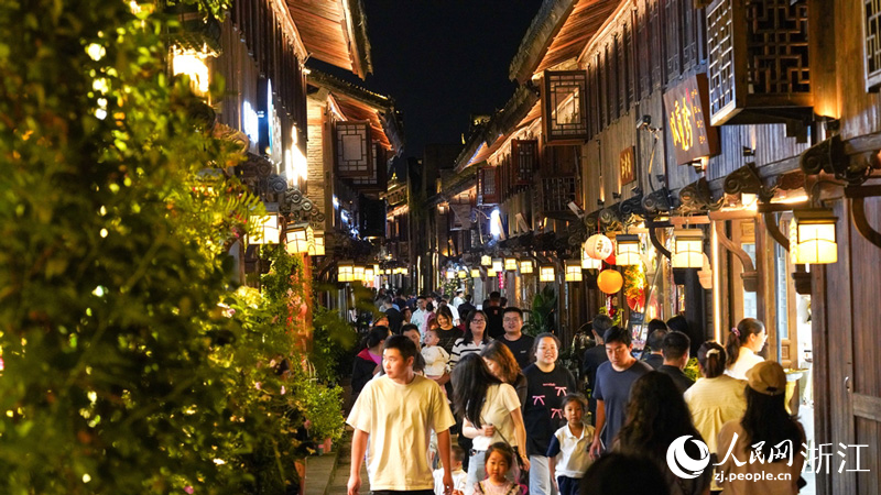 夜晚的十里長街游人如織。人民網記者 郭揚攝