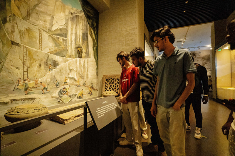 參觀黃巖博物館。黃巖區委宣傳部供圖