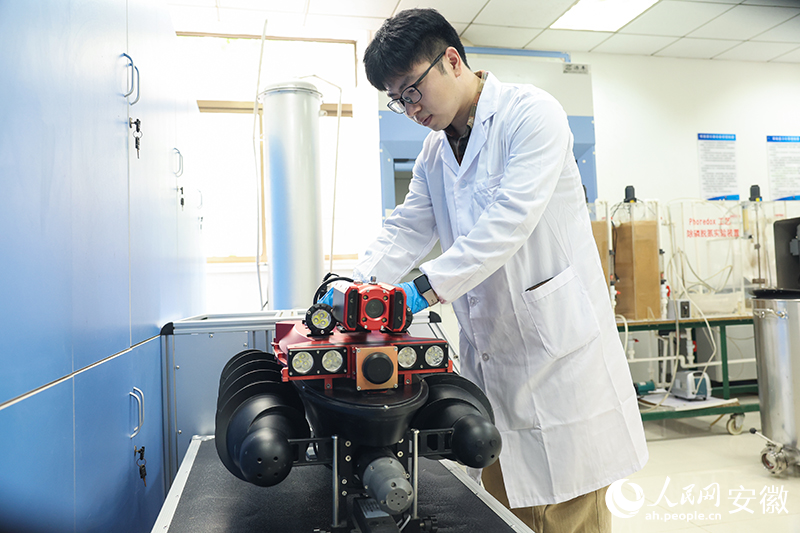 中冶華天工作人員檢測自主研制的排水管道缺陷探測器。人民網記者 張俊攝