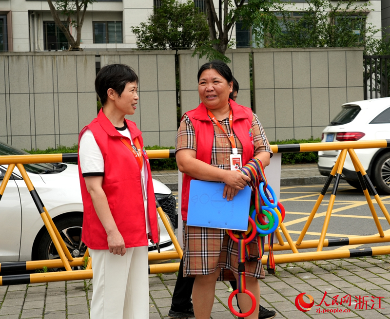 “共享奶奶”們正在門口等待孩子們放學。人民網 陳陸洵攝