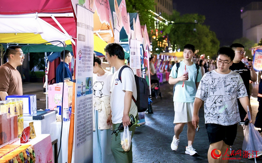林芝專場特色產品展銷活動在杭州武林夜市舉行。人民網 程欣攝