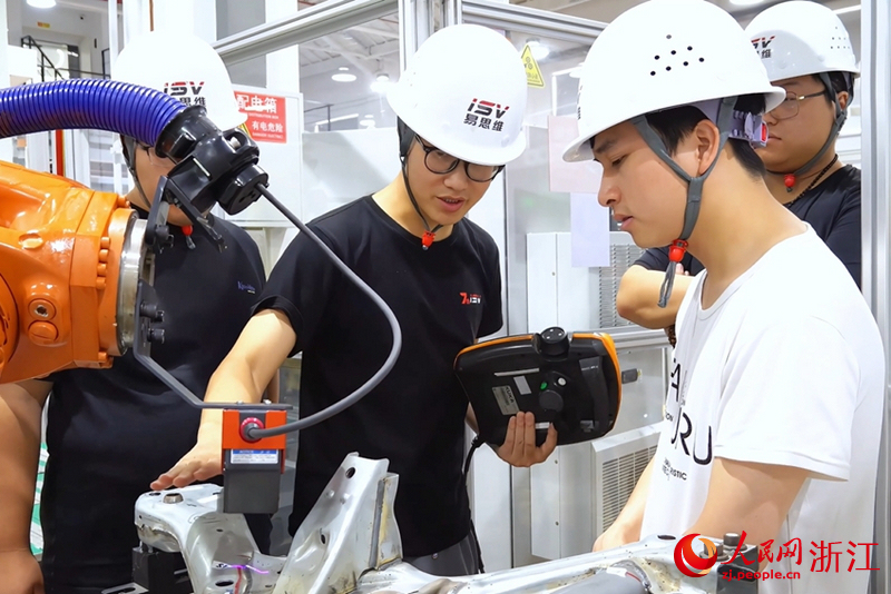 易思維機器視覺實驗室內，研發人員調試機器。人民網記者 張帆攝