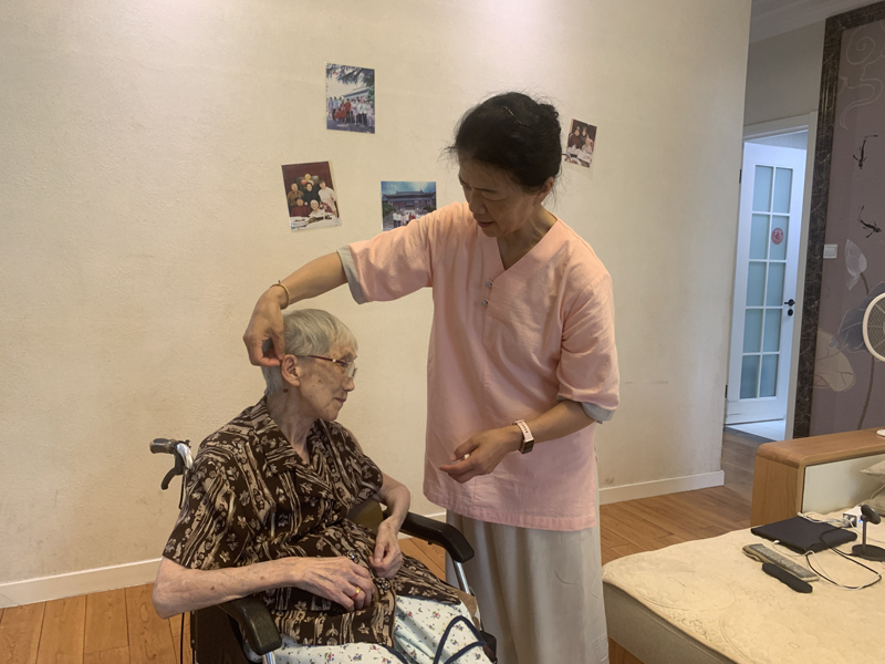 蔣黎麗照顧親人。受訪者供圖