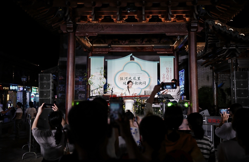 6月22日晚，平陽坡南歷史文化街區舉行坡南琴歌快閃活動。平陽縣融媒體中心供圖